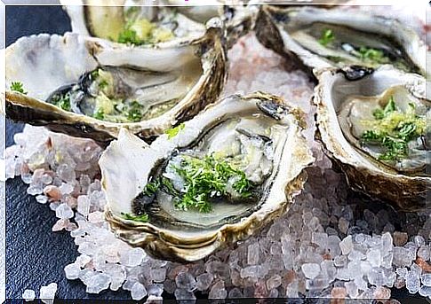 Raw oysters are a food food experts would never eat.