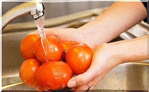 Freshly washed fruits and vegetables are a food food experts would never eat.