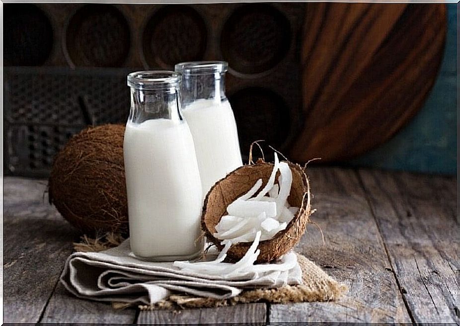 Thicken eyebrows with coconut milk.