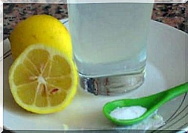 A mixture of baking soda with lemon juice helps revitalize the liver.