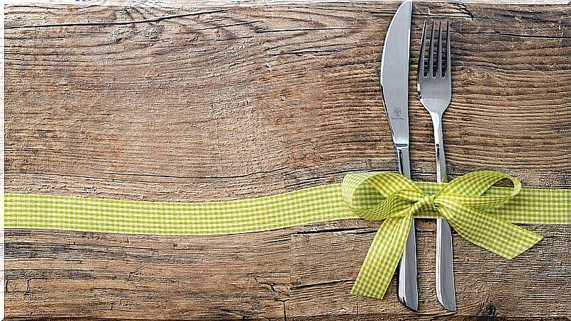 Cutlery transformed into hooks to decorate his kitchen.