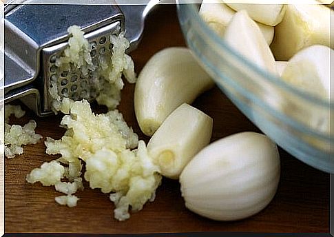 Garlic to fight lice.