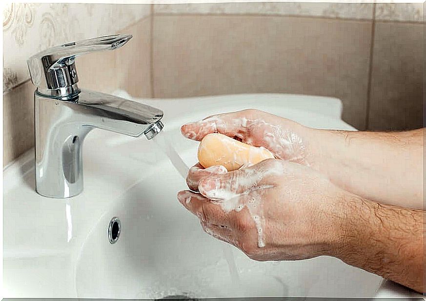 If you live with someone who has coronavirus, wash your hands well