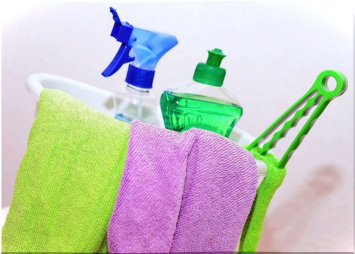 In case of cohabitation with a person infected with the coronavirus, do the housework