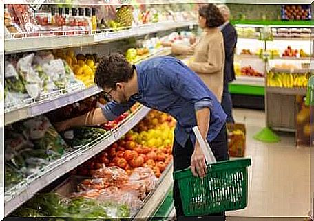 A man buying vegetables at the supermarket.