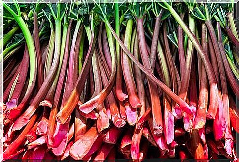 Rhubarb for bleaching hair.